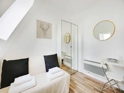 Plan de l'établissement Cosy studio near Atelier des Lumières - 2P