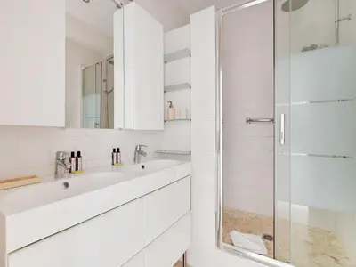 Salle de bains dans l'établissement Comfortable and modern apt - 2BD 6P - Neuilly