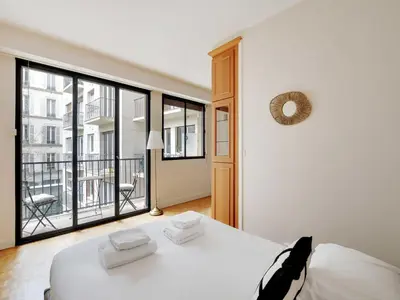 Un ou plusieurs lits dans un hébergement de l'établissement Haven of peace with balcony near Etoile Porte Maillot