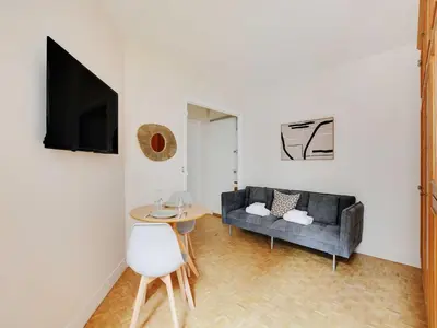 Coin salon dans l'établissement Haven of peace with balcony near Etoile Porte Maillot