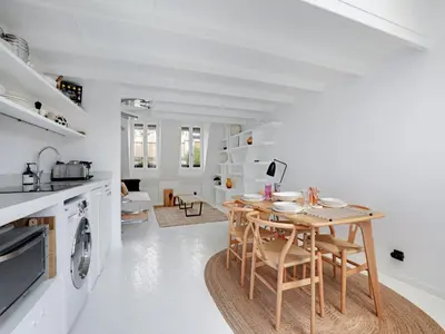 Cuisine ou kitchenette dans l'établissement Cosy and atypical Marais Balcony - 1 BDR 2 P