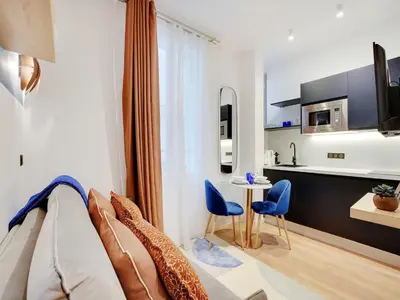 Cuisine ou kitchenette dans l'établissement Cozy Parisian 2P Studio in the Prestigious 8th