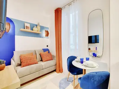 Coin salon dans l'établissement Cozy Parisian 2P Studio in the Prestigious 8th