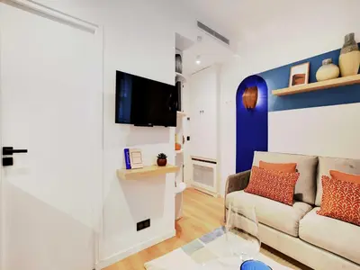 Télévision ou salle de divertissement dans l'établissement Cozy Parisian 2P Studio in the Prestigious 8th