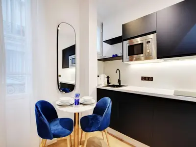 Cuisine ou kitchenette dans l'établissement Cozy Parisian 2P Studio in the Prestigious 8th