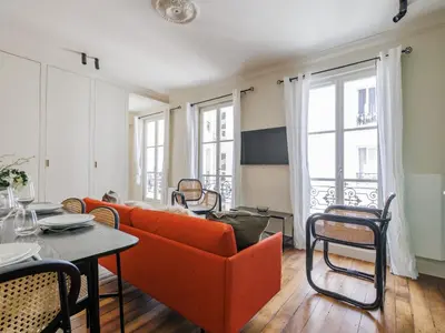 Télévision ou salle de divertissement dans l'établissement Charming apartment - 2 BDR 4P -St Germain des Prés