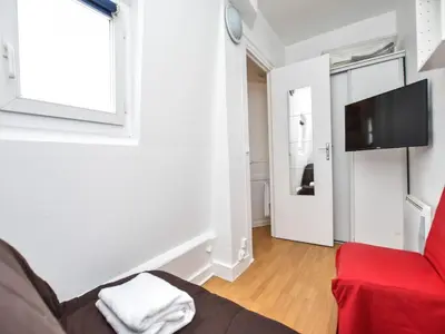 Télévision ou salle de divertissement dans l'établissement Cosy 2P - Montmartre Sacré coeur
