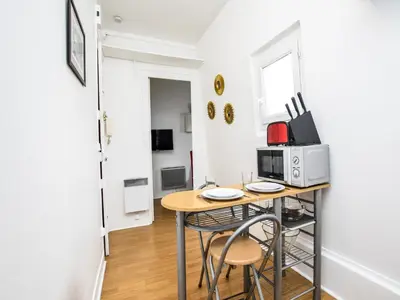 Télévision ou salle de divertissement dans l'établissement Cosy 2P - Montmartre Sacré coeur