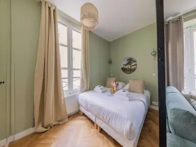Un ou plusieurs lits dans un hébergement de l'établissement Apartment COSY near INVALIDES - Mobility lease