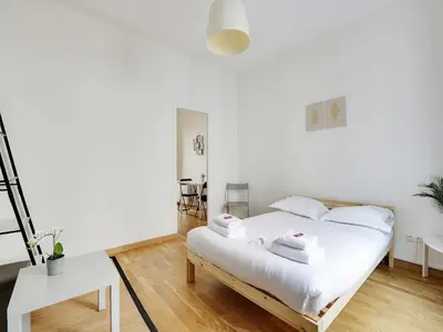 Un ou plusieurs lits dans un hébergement de l'établissement Spacious Studio - 2P - Levallois-Perret