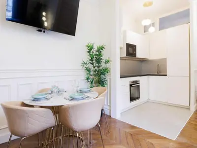 Cuisine ou kitchenette dans l'établissement Charming appt 2BDR 4P - Mairie de Neuilly