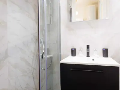 Salle de bains dans l'établissement Charming appt 2BDR 4P - Mairie de Neuilly