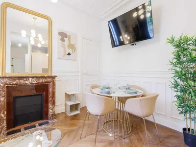 Télévision ou salle de divertissement dans l'établissement Charming appt 2BDR 4P - Mairie de Neuilly