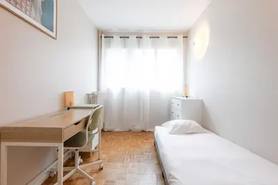 Un ou plusieurs lits dans un hébergement de l'établissement Spacious flat 5P - 3BDR with balcony Boulogne Billancourt