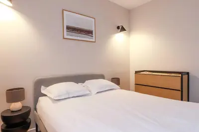 Un ou plusieurs lits dans un hébergement de l'établissement Spacious flat 5P - 3BDR with balcony Boulogne Billancourt