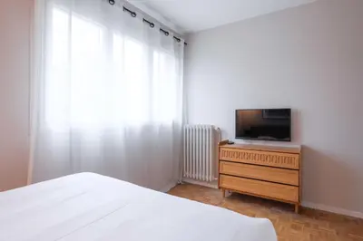 Télévision ou salle de divertissement dans l'établissement Spacious flat 5P - 3BDR with balcony Boulogne Billancourt
