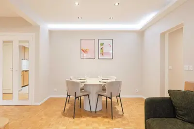 Coin salon dans l'établissement Spacious flat 5P - 3BDR with balcony Boulogne Billancourt