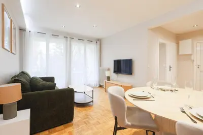 Télévision ou salle de divertissement dans l'établissement Spacious flat 5P - 3BDR with balcony Boulogne Billancourt