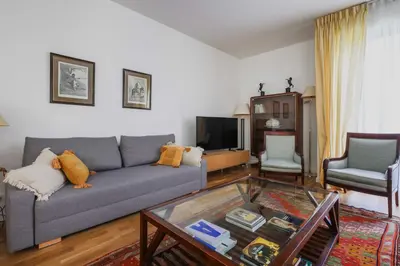 Télévision ou salle de divertissement dans l'établissement Charming Apartment - 1BD 2P - Foch Arc de Triomphe