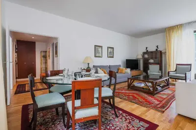 Télévision ou salle de divertissement dans l'établissement Charming Apartment - 1BD 2P - Foch Arc de Triomphe