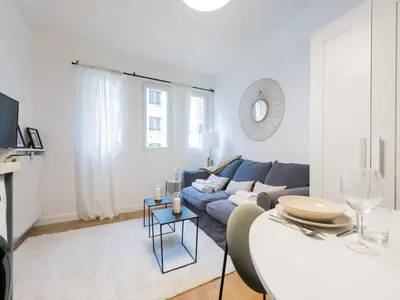 Télévision ou salle de divertissement dans l'établissement Charming studio 1P Neuilly Seine - Porte Maillot