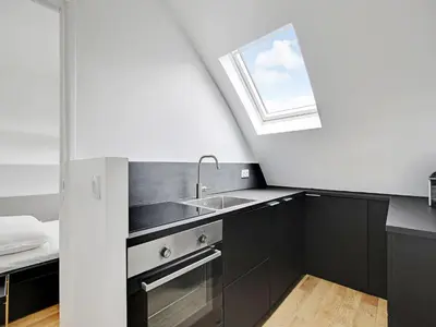 Cuisine ou kitchenette dans l'établissement Nice 2 rooms refurbished - MOULIN ROUGE Pigallle - BAIL MOBILITE
