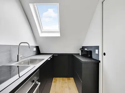 Cuisine ou kitchenette dans l'établissement Nice 2 rooms refurbished - MOULIN ROUGE Pigallle - BAIL MOBILITE