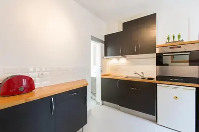 Cuisine ou kitchenette dans l'établissement Lovely apartment 10 min walk to Louvre 3 Persons
