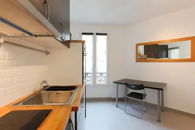 Cuisine ou kitchenette dans l'établissement Lovely apartment 10 min walk to Louvre 3 Persons