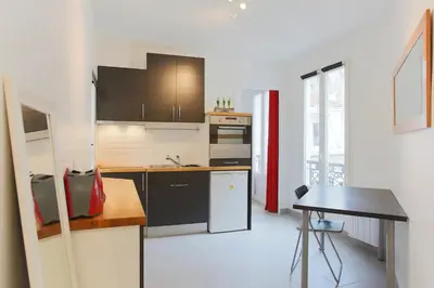 Cuisine ou kitchenette dans l'établissement Lovely apartment 10 min walk to Louvre 3 Persons