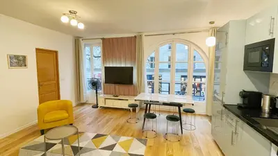 Cuisine ou kitchenette dans l'établissement Lux Home Le Marais
