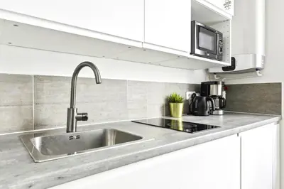 Cuisine ou kitchenette dans l'établissement Luxury suite near Eiffel Tower