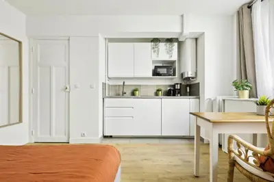 Cuisine ou kitchenette dans l'établissement Luxury suite near Eiffel Tower
