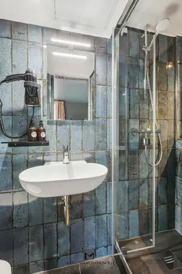 Salle de bains dans l'établissement Hôtel Maât Batignolles