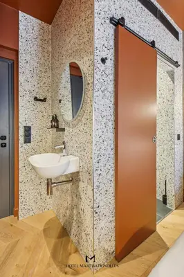 Salle de bains dans l'établissement Hôtel Maât Batignolles
