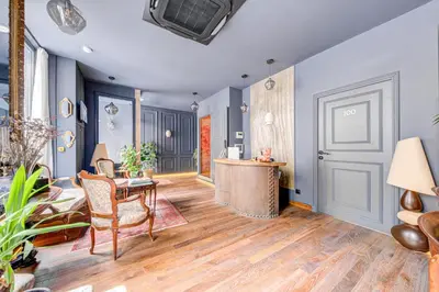 Coin salon dans l'établissement Hôtel Maât Batignolles