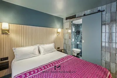 Un ou plusieurs lits dans un hébergement de l'établissement Hôtel Maât Batignolles