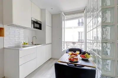 Cuisine ou kitchenette dans l'établissement BnBNook - Studio - Eiffel Tower & Les Invalides