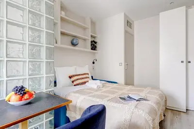 Un ou plusieurs lits dans un hébergement de l'établissement BnBNook - Studio - Eiffel Tower & Les Invalides