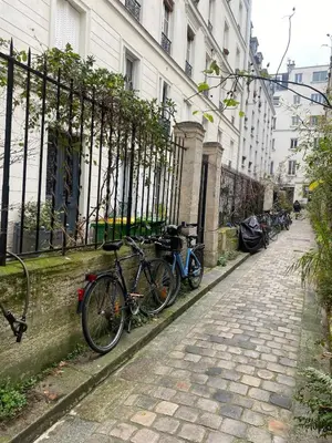 Vélo sur le terrain de l'établissement Nice flat near Montmartre ! ou dans les environs