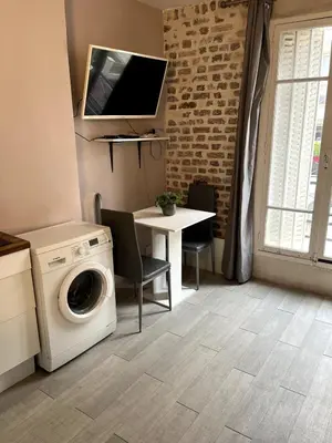 Télévision ou salle de divertissement dans l'établissement Cosy 2 Bedroom, Paris, Near Metro - 4 Peoples