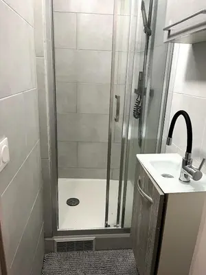 Salle de bains dans l'établissement Cosy 2 Bedroom, Paris, Near Metro - 4 Peoples