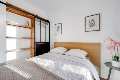 Un ou plusieurs lits dans un hébergement de l'établissement Appartement neuf à 20 des Champs Élysées