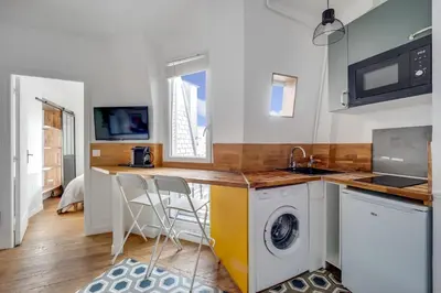 Cuisine ou kitchenette dans l'établissement Appartement neuf à 20 des Champs Élysées