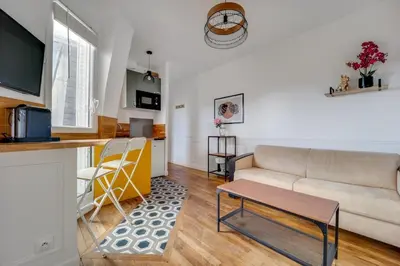 Télévision ou salle de divertissement dans l'établissement Appartement neuf à 20 des Champs Élysées
