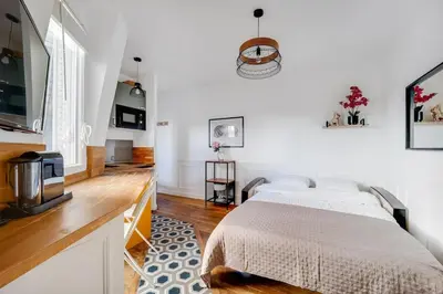 Un ou plusieurs lits dans un hébergement de l'établissement Appartement neuf à 20 des Champs Élysées