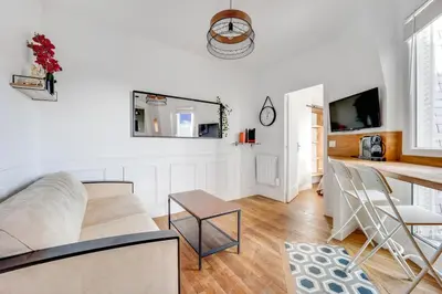 Télévision ou salle de divertissement dans l'établissement Appartement neuf à 20 des Champs Élysées