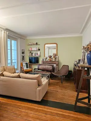 Coin salon dans l'établissement Buttes Chaumont apartement