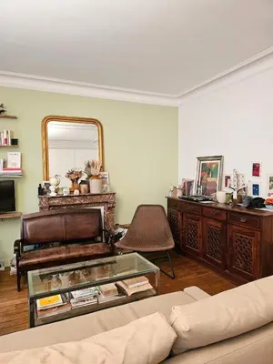 Coin salon dans l'établissement Buttes Chaumont apartement