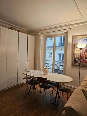 Coin salon dans l'établissement Buttes Chaumont apartement